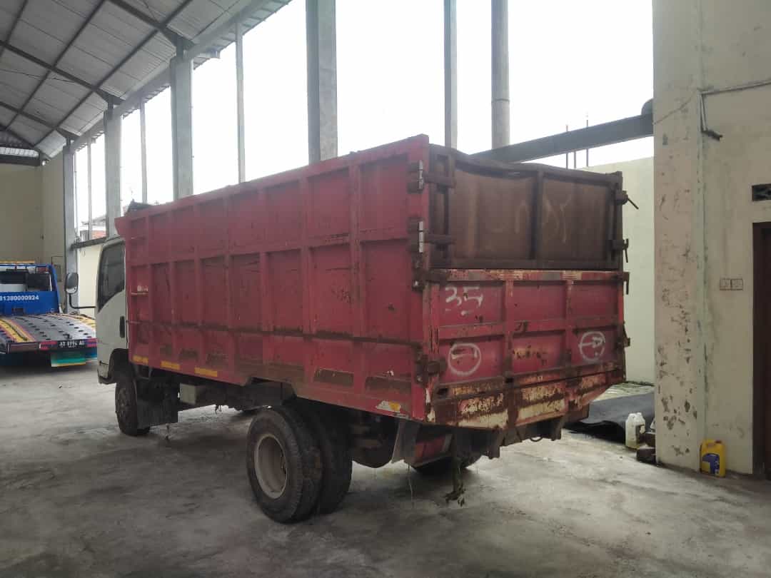 ISUZU NMR 81